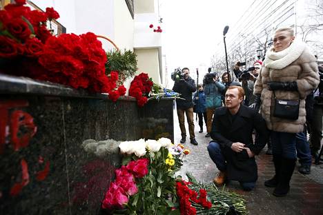 Ihmiset muistivat turmakoneen uhreja Puna-armeijan kuoron toimiston edessä Moskovassa.