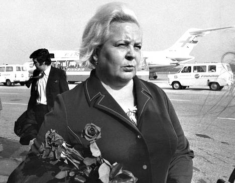 ”Perusteellinen oli ruumiintarkastus”, sanoi oopperalaulaja Anita Välkki Helsingin lentoasemalla Kuopion kokemuksistaan.