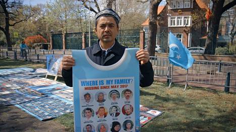 Abdurehim Gheni kysyy viikoittain Haagissa Kiinan diplomaattien ikkunoiden alla, mihin hänen sukulaisensa ovat kadonneet. Monet muut ovat valinneet vaikenemisen siksi, että Kiina kostaa mielenosoitukset maassa asuville uiguureille.
