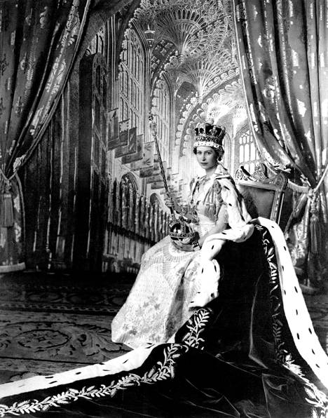 Kuningatar Elisabet Buckinghamin palatsissa kaikessa kruunajaisloistossaan. Viralliset kruunajaiskuvat otti muoti- ja muotokuvistaan sekä puku- ja lavastesuunnittelijana tunnettu Cecil Beaton.