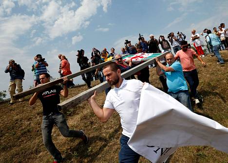 Mielenosoittajat kantoivat rajamerkkiä, jota venäläisjoukot olivat siirtäneet viime viikolla Georgiassa.
