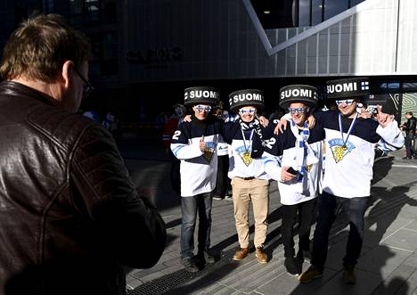 Suomen kannatajat odottivat Nokia-areenan ulkopuolella pääsyä Suomen peliin.