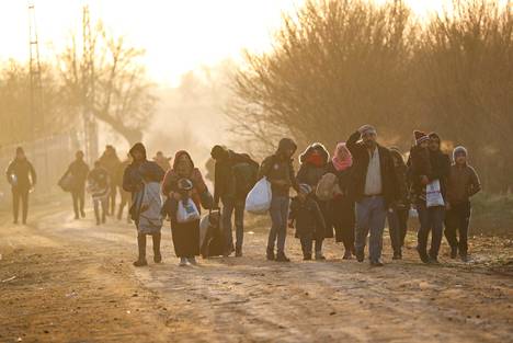 Siirtolaisia lähestymässä Kreikan ja Turkin rajaa 3. maaliskuuta.