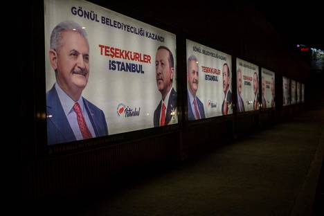 Istanbulin kaduilla oli tiistaina julisteita, joissa ovat valtapuolue AKP:n pormestariehdokas Binali Yildirim (vas.) ja Turkin presidentti Recep Tayyip Erdoğan. ”Kiitos Istanbul”, heidän viestinsä kuuluu.