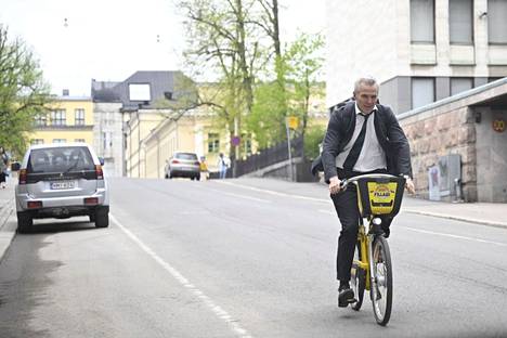 Rkp:n kansanedustaja ja hallitusneuvottelija Anders Adlercreutz saapui tiistaina Säätytalolle kaupunkipyörällä.
