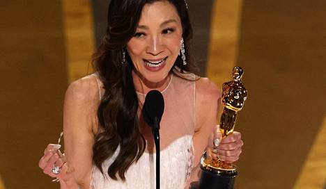 Malesialaissyntyinen, 1980-luvulla hongkongilaisissa toimintaelokuvissa uransa aloittanut Michelle Yeoh sai parhaan naispääosan Oscarin.