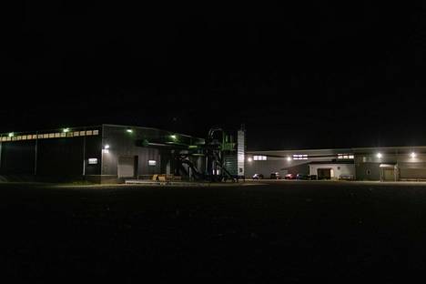 Oululainen talotehdas Mammuttihirsi on siirtynyt tuotannossaan kokonaan yövuoroihin energiakulujen säästämiseksi.