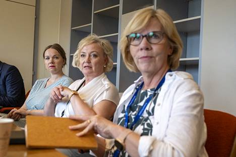 Center's Katri Kulmuni (left) and Elsi Katainen and Rkp's Anna-Maja Henriksson belong to the same liberal Renew group in the European Parliament.  Kulmuni and Henriksson started their first season as a coach.