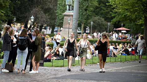 Ihmiset nauttivat lämpimästä kesäillasta perjantaina 17. heinäkuuta Helsingissä.