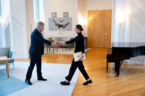 Päääministeri Sanna Marin jätti hallituksensa eronpyynnön tasavallan presidentille Sauli Niinistölle Mäntyniemessä torstaina.