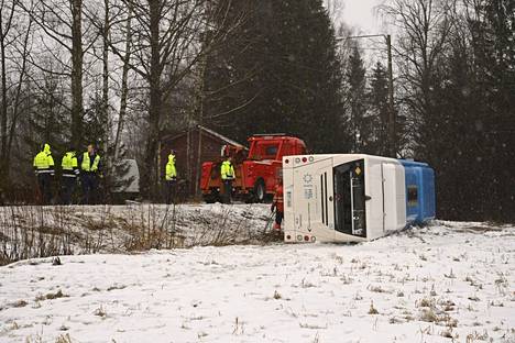 Linja-auto suistui ojaan huonon kelin takia Sipoon Paippistentiellä torstaina.