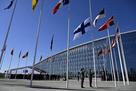 Suomen lippu nostettiin salkoon Naton päämajassa Brysselissä 4. huhtikuuta.