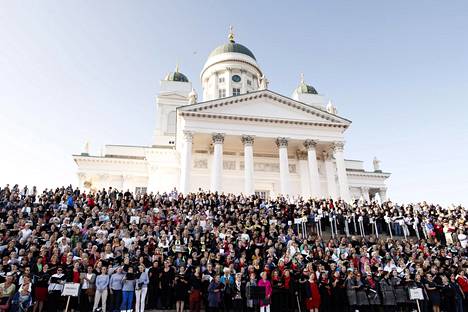 Kuorot lauloivat Tuomiokirkon portailla Taiteiden yönä viime vuoden elokuussa.