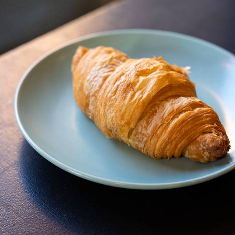 Le Paris -kahvilan croissant poikkeaa edukseen paistopisteiden höttösarvista. Painava ja sitkas croissant on laatutyötä.