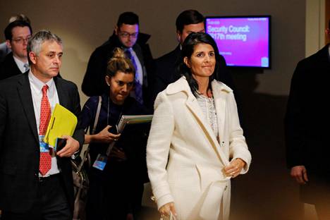 Yhdysvaltojen YK:n suurlähettiläs Nikki Haley poistui turvaneuvoston kokouksesta torstaina New Yorkissa.