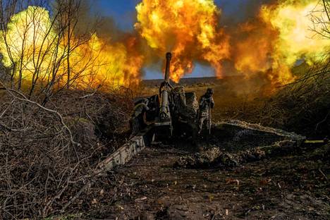 Ukrainan sotilas ampui haupitsilla kohti Venäjän joukkojen asemia Bahmutin liepeillä viime viikon tiistaina.