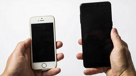 Iphone SE (vas.) on selkeästi pienempi kuin Samsung Galaxy A8, joka on kooltaan melko tyypillinen nykypuhelin.