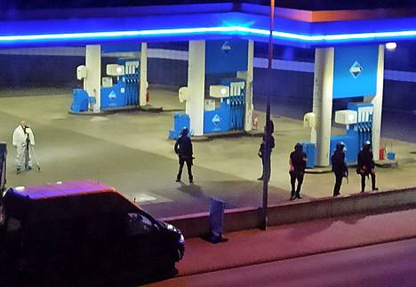 Poliiseja ampumistapauksen tapahtumapaikan pihalla Idar-Obersteinissa lauantai-iltana.