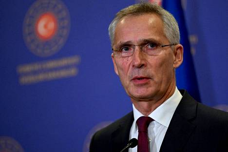 Naton pääsihteeri Jens Stoltenberg lehdistötilaisuudessa tavattuaan Turkin ulkoministerin Istanbulissa torstaina.