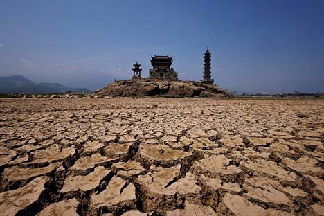 Louxingdun-saari on tavanomaisesti osin Poyangjärven peittämä. Heinäkuun 24. päivä otetussa kuvassa näkyvät kuivuuden jättämät jäljet Jiangxin maakunnassa eteläisessä Kiinassa. 