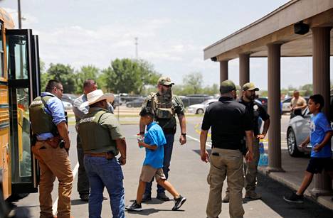 Lapsia ohjattiin koulubusseihin Robbin peruskoulun pihalla tiistaina Texasin Uvaldessa. Paikalla oli myös sheriffejä ja muuta virkavaltaa.