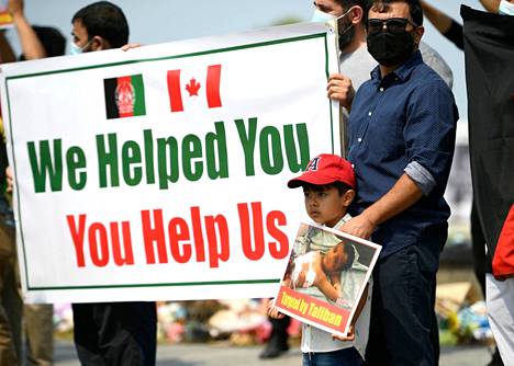 Kanadan Ottawassa järjestettiin 3. elokuuta mielenosoitus, jossa Kanadan hallitusta vaadittiin evakuoimaan kanadalaisia auttaneet tulkit ja heidän perheensä. Kyltissä sanotaan ”me autoimme teitä, auttakaa te meitä”. 