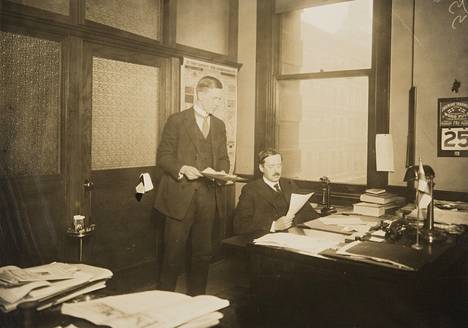 Suomen Yhdysvaltain pääkonsuli Axel Solitander (oik.) työhuoneessaan, vierellään Eero Hagan 1920-luvun alussa.