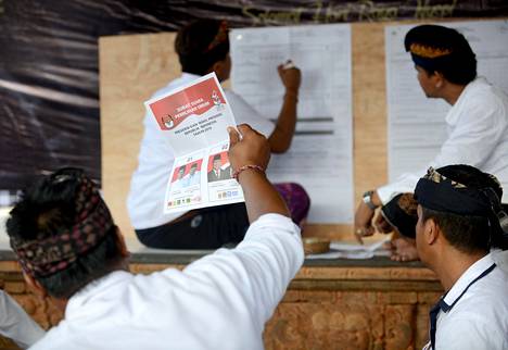 Indonesialaisia vaalivirkailijoita laskemassa ääniä Balin saarella sijaitsevassa Kutassa vaalipäivänä 17. huhtikuuta.