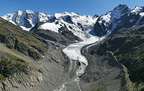 Morteratschin jäätikkö Sveitsin alpeilla. 