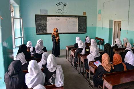 Tytöt olivat saapuneet kouluun Kabulissa 23. maaliskuuta, mutta vain tunteja koulujen avautumisen jälkeen Taleban määräsi tytöille tarkoitetut toisen asteen koulut jälleen suljettaviksi. 