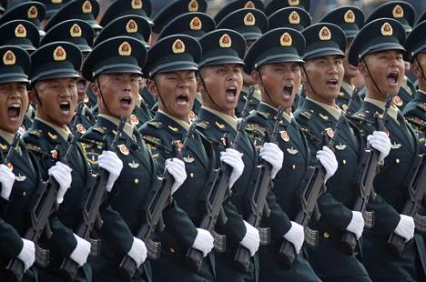 Kiinan armeijan sotilaat marssivat paraatissa Pekingin Tiananmenin aukiolla vuonna 2019.
