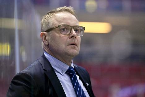 Suomen päävalmentaja Juuso Toivola ottelussa Ruotsia vastaan 10. marraskuuta 2022.