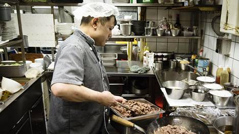 Tang Shun Shing valmistaa valkosipulinautaa Empire Plaza -ravintolassa Kampin keskuksessa. Ravintolan käyttämästä lihasta vain broileri tulee ulkomailta.