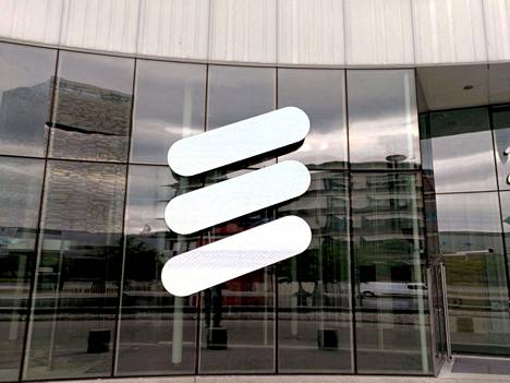 Ericssonin tuotemerkki yhtiön pääkonttorin seinässä Tukholmassa.