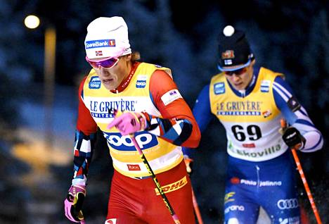 Norjan Johannes Hösflot Kläbo ja Suomen Niko Anttola painelivat Rukalla kymmenen kilometrin perinteisen tyylin kisassa marraskuussa.