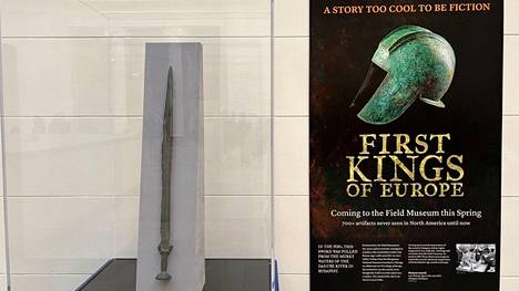 Pronssikautinen miekka on esillä maaliskuun lopulla avautuvassa näyttelyssä.