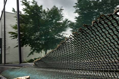 Vaijerista punottu verkko on tehty Saksassa. Suomessa taiteilija Pertti Kukkonen upotti verkon patinointiliemeen ja kuivatti sen rullalla, jotta siihen saatiin haluttu värikuvio. 