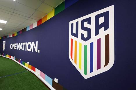 Yhdysvaltain jalkapallomaajoukkue vaihtoi logonsa sateenkaaren väreihin. Uusi logo näkyy muun muassa joukkueen lehdistötilaisuuksissa.