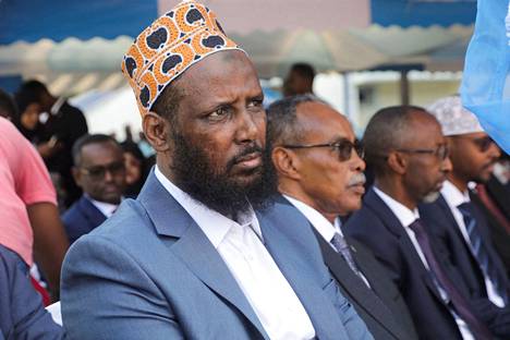 Somalian uskontoministeriksi nimitetty Muktar Robow istui muiden vastanimitettyjen ministerikollegoidensa kanssa Mogadishussa tiistaina. 