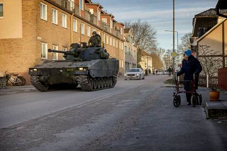 Ruotsin puolustusvoimien panssarivaunut ajoivat Gotlannin kaduilla lauantaina.
