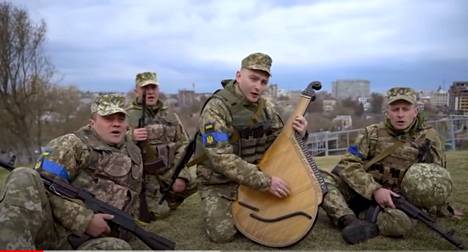 Kuvakaappaus Youtube-videolta, jolla ukrainalaissotilaat laulavat protestilaulu Tšervona kalinaa. Krimiläinen kauneuskuningatar sai samaisen laulun esittämisestä Venäjällä sakot.