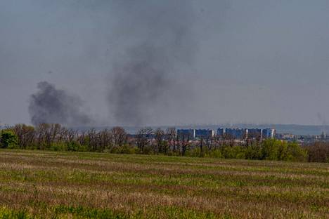 Bahmutista Itä-Ukrainassa nousi 3. toukokuuta savua.
