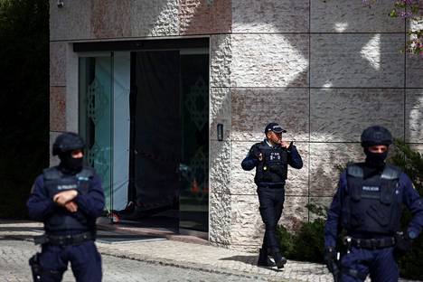 Poliiseja ismailiittimuslimien keskuksen edessä Lissabonissa tiistaina.