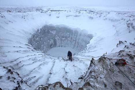 Venäläinen tutkijaryhmä Jamalin niemimaalla paljastuneen kraatterin reunalla marraskuussa 2014. 