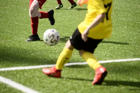 Nuorten ottelu jalkapallon Helsinki Cupin avajaispäivänä Tapiolan Urheilupuistossa Espoossa 6. heinäkuuta 2020.