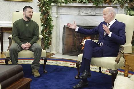 Zelenskyi ja Biden tapasivat Valkoisessa talossa ennen joulua. Zelenskyin mukaan neuvottelut kantavat nyt hedelmää, kun Yhdysvallat myöntää Ukrainalle suuren apupaketin.