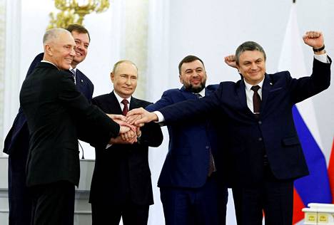 Venäjän presidentti Vladimir Putin (keskellä) juhli Ukrainan pakkoliitettyjen alueiden johtajien kanssa liittämissopimusten allekirjoittamista. Vasemmalta oikealle: Hersonin Vladimir Saldo, Zaporižžjan Jevgeni Balitski, Donetskin Denis Pušilin ja Luhanskin Leonid Pasetšnik.