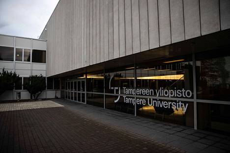 Tampereen yliopiston nykyisen rehtorin toimikausi päättyy vuoden lopussa. Yliopiston edustalla kuvattiin viime syksynä.