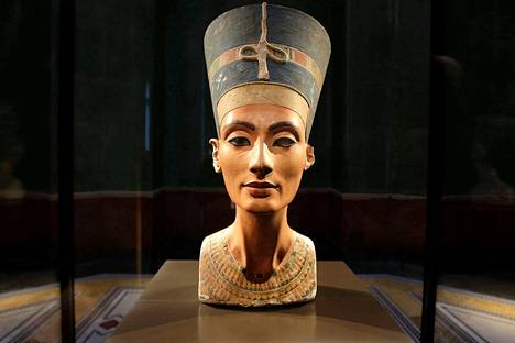 Egyptin muinaista kuningatarta Nefertitiä esittävän rintakuvan veisti kuvanveistäjä Thutmose noin vuonna 1340 eaa.