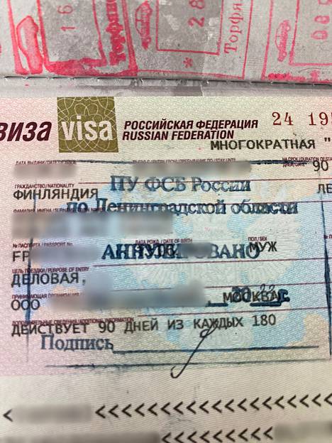 Venäjän viranomaiset löivät perjantaiaamuna kymenlaaksolaisen miehen viisumiin FSB:n mitätöity-leiman Vaalimaan vastaisella raja-asemalla ja käännyttivät hänet takaisin Suomeen.